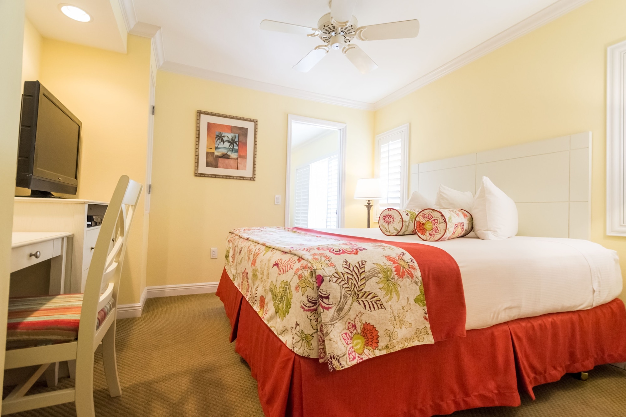 جناح بريميير بسرير كينج بغرفة نوم واحدة مع أريكة، Inn at the Beach 7/10