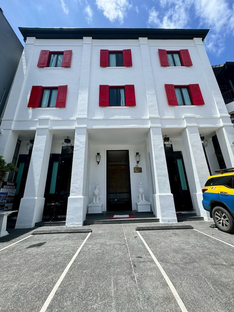 99 the Gallery Hotel 72/77