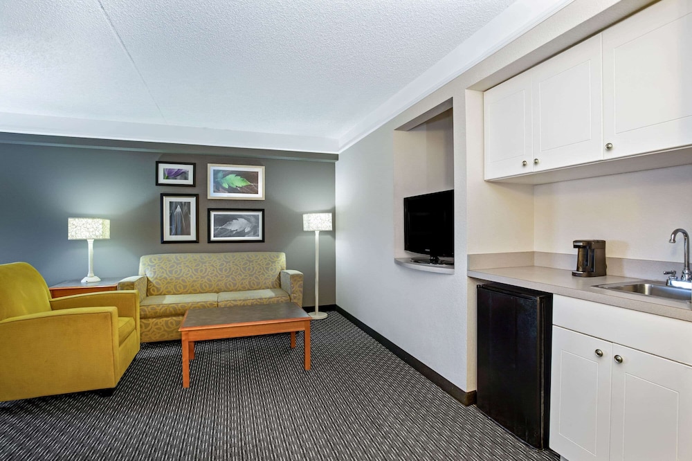 La Quinta Inn And Suites By Wyndham Tucson Airport 27/47