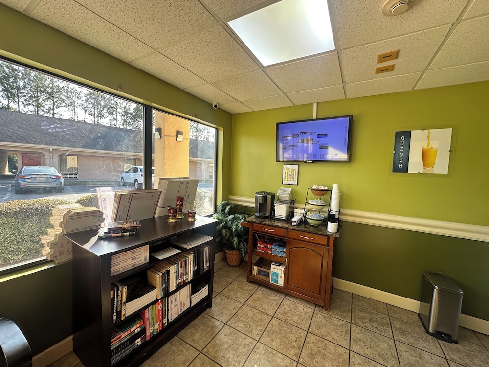 Guest Cottage & Suites 48/60