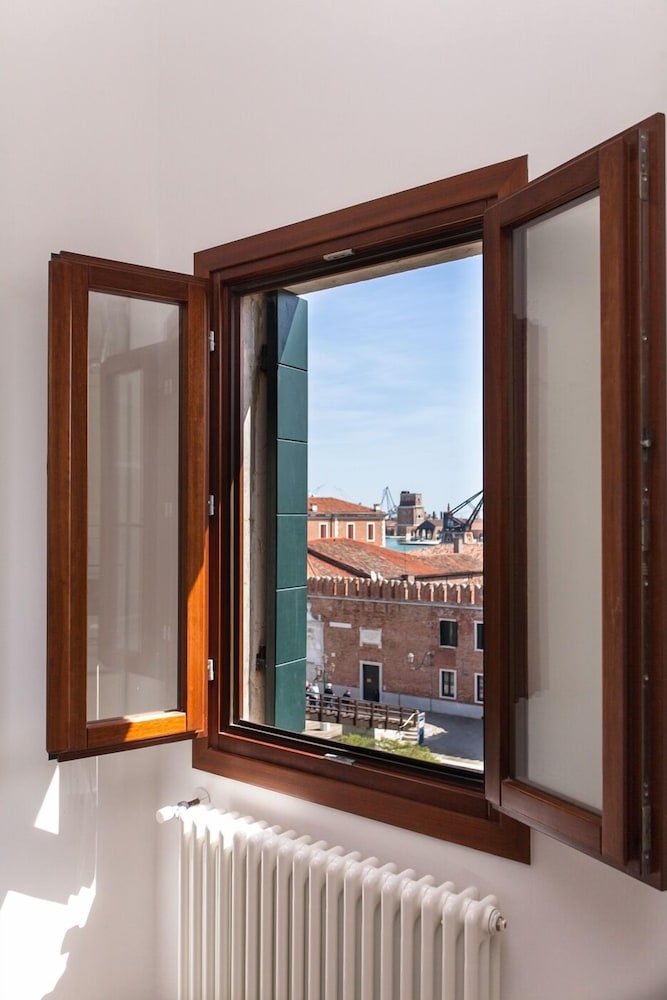 Venice Prince Apartments 6/50