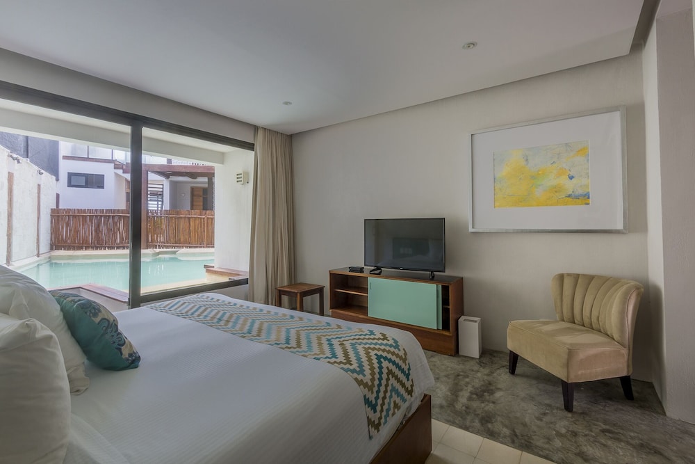 SUITE, PLUNGE POOL