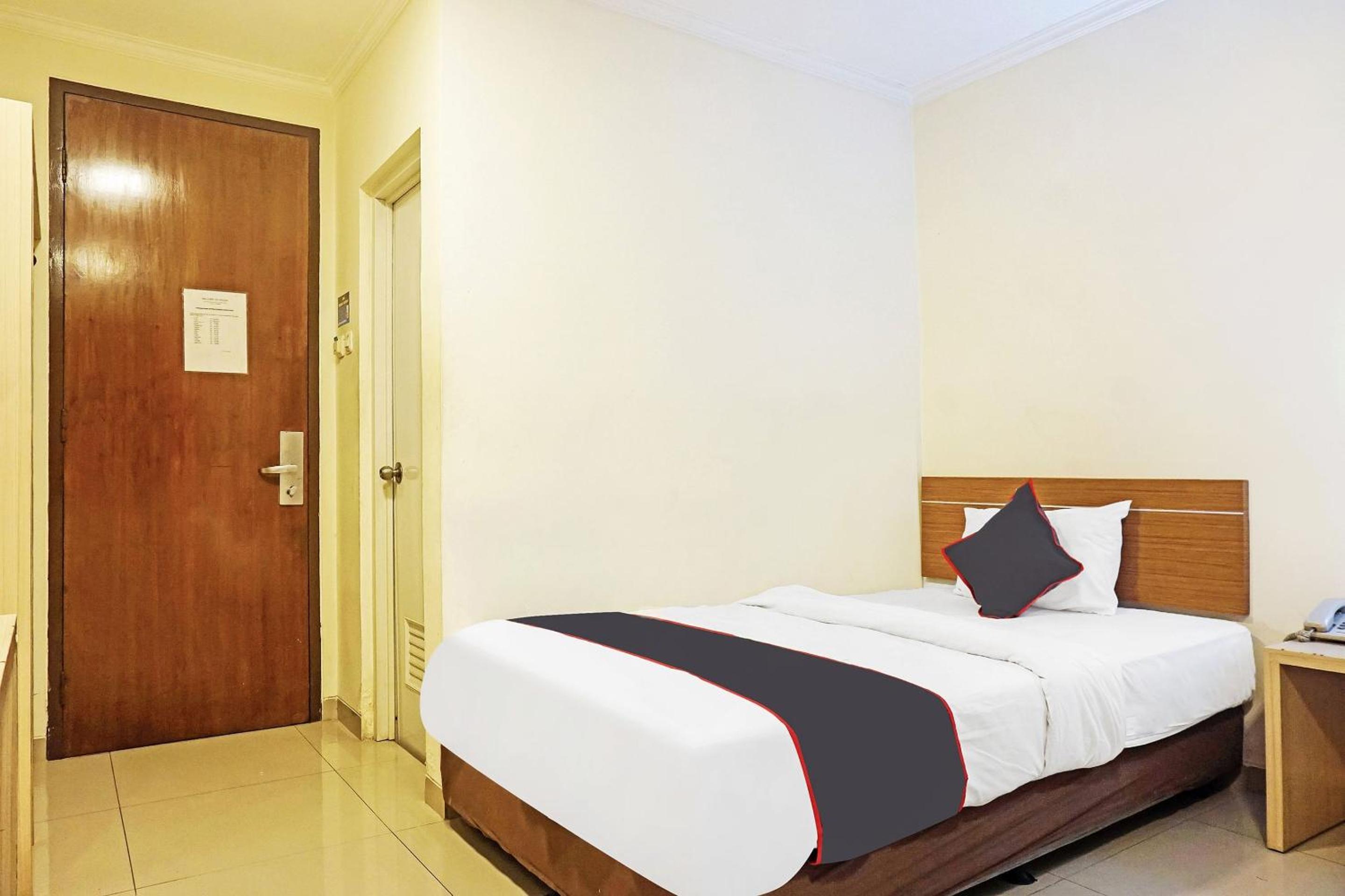 TYPE B, STANDARD, TWIN BEDS