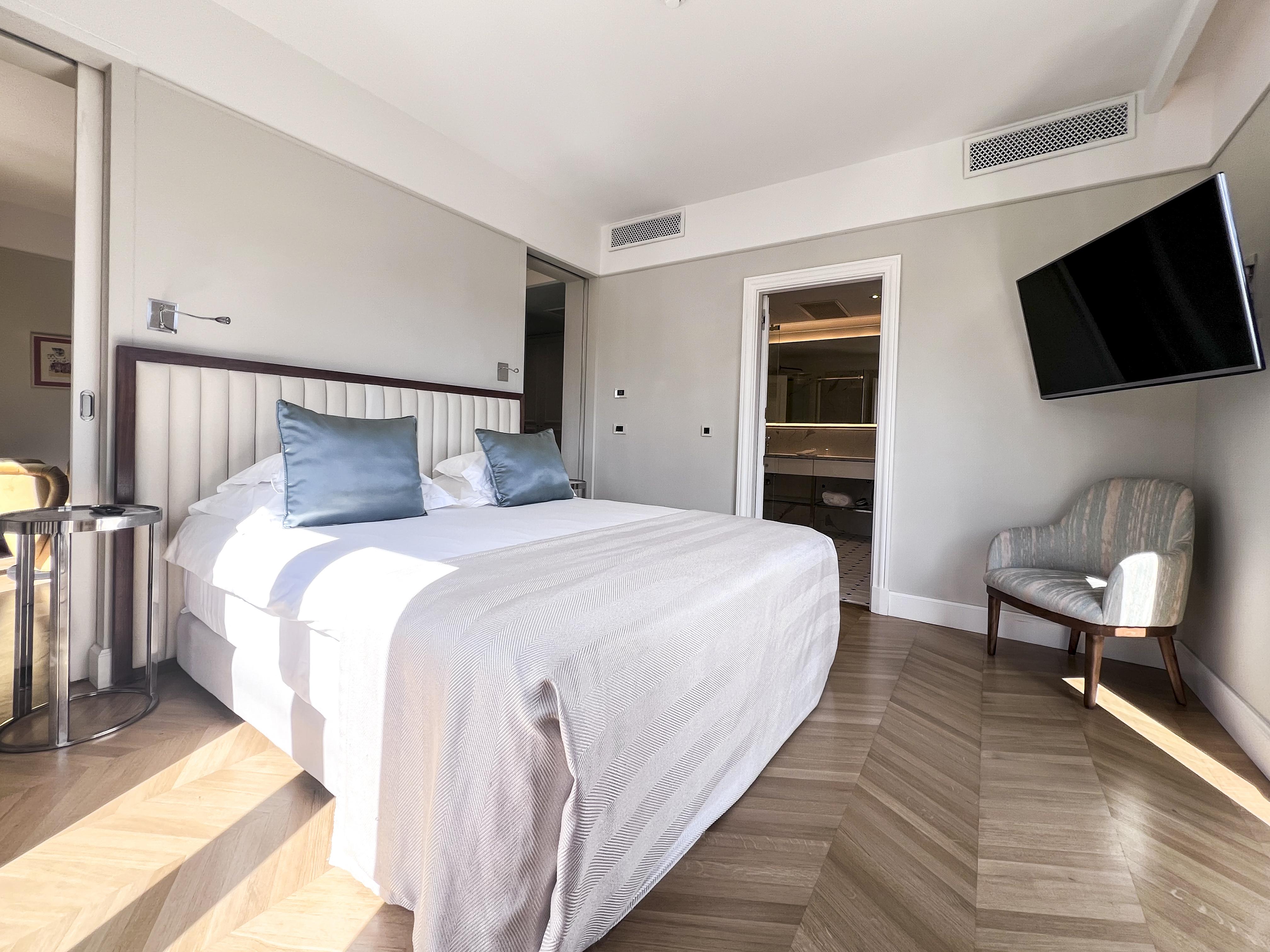 Superior, Sea View, French Balcony 2/3