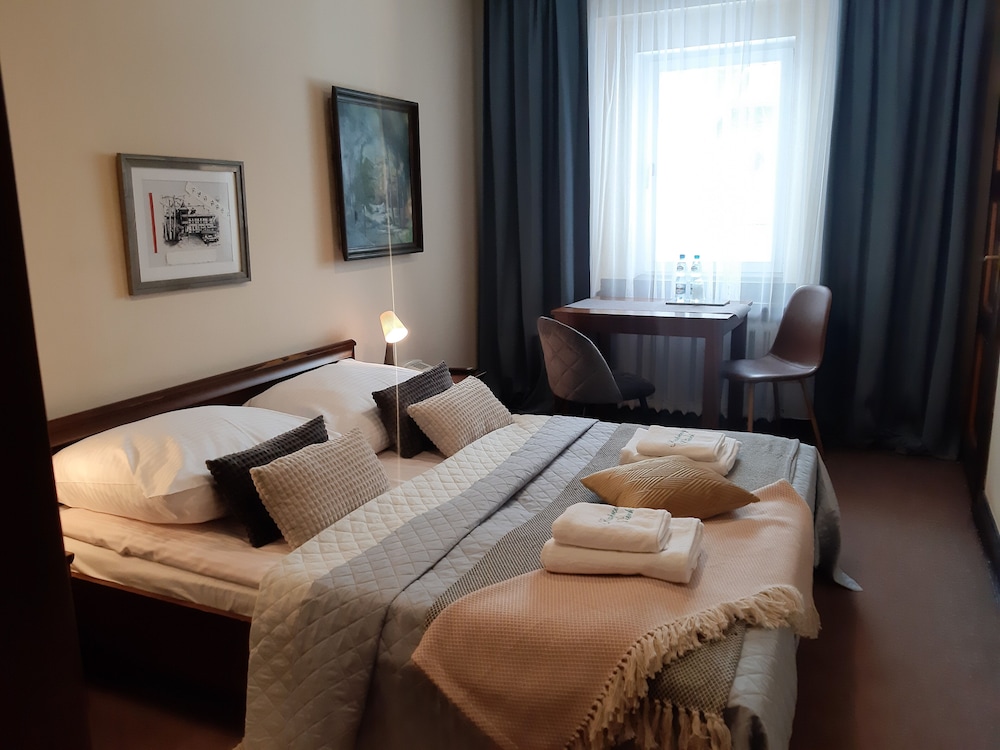 DELUXE, DOUBLE BED