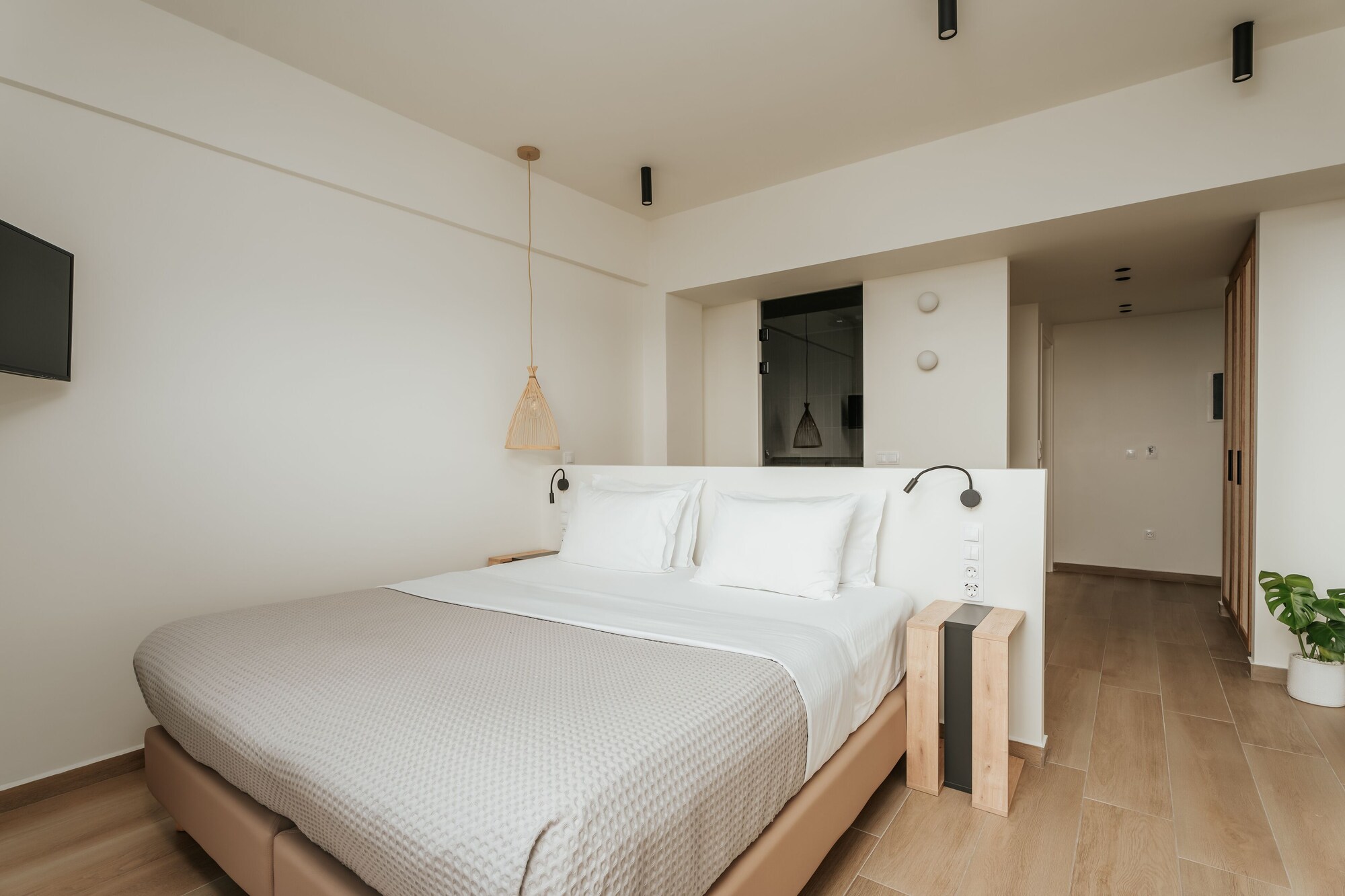 SUPERIOR, DOUBLE OR TWIN BED