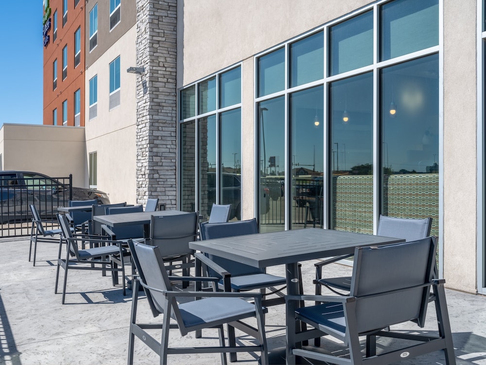 Holiday Inn Express and Suites Watertown 56/74