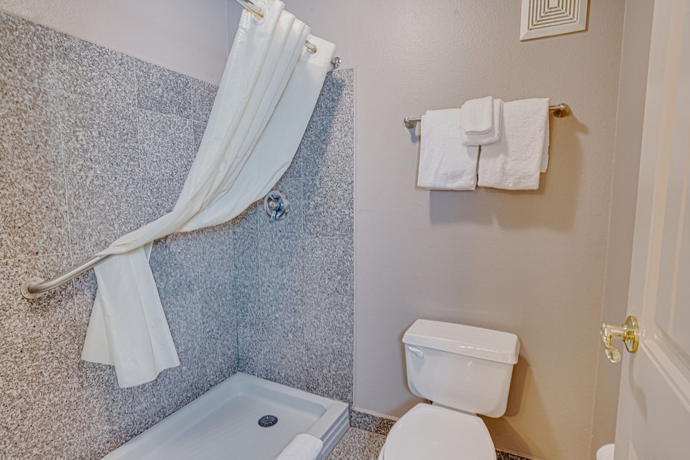 The Ashley Inn Suites 66/68