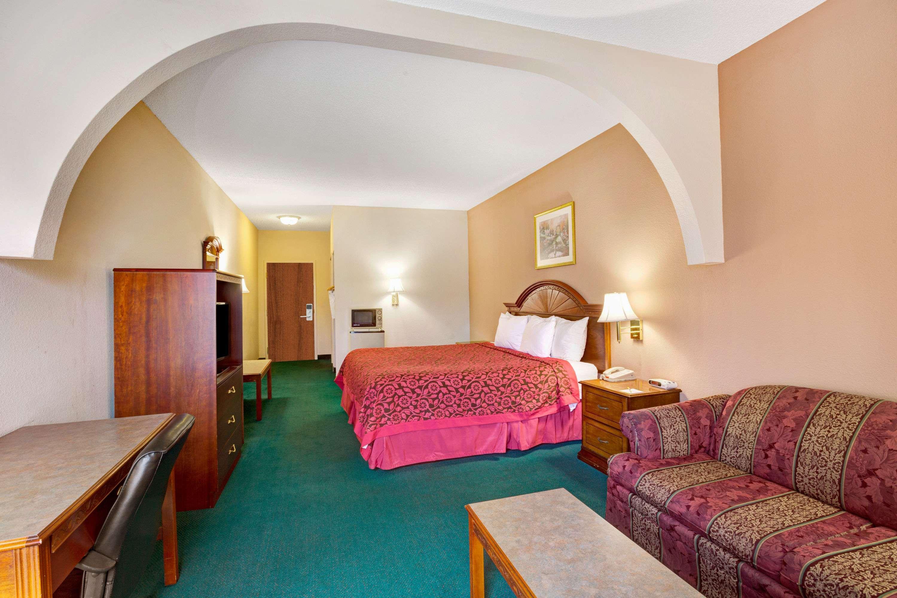 Days Inn & Suites by Wyndham Louisville SW 12/17