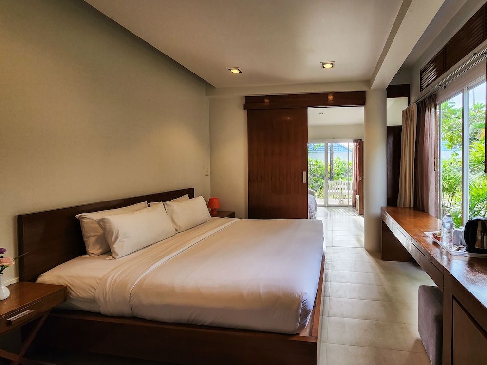 2 Bedrooms, Family Suite, King Bed, Bunk Bed, Garden View, Garden Area