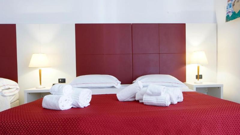 ROOM, DOUBLE OR TWIN BED