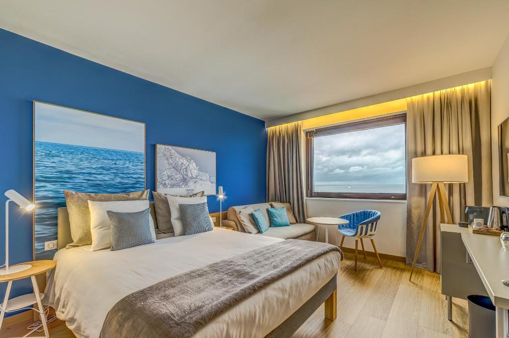 SUPERIOR, QUEEN BED, SEA VIEW, SOFA