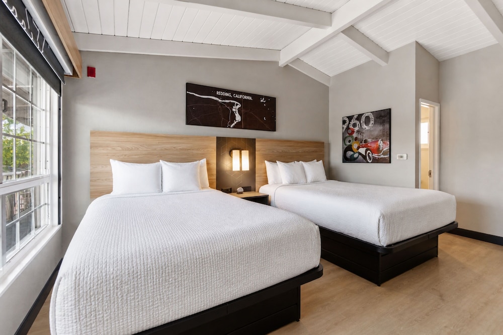 Deluxe, 2 Queen Beds, Pool View, Thunderbird Lodge 5/9