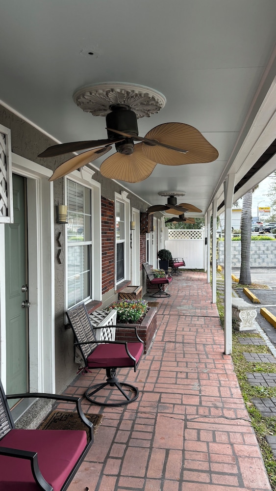 Shamrock Cove Inn 25/50