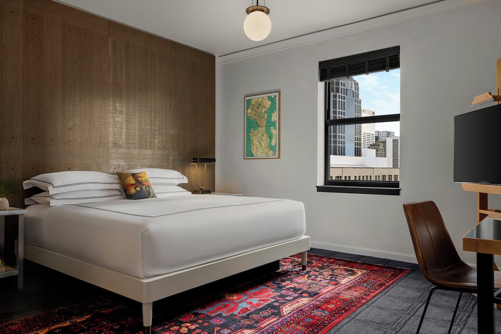ROOM, KING BED