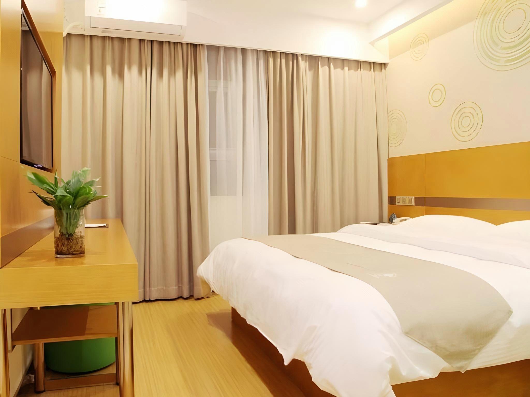 ROOM, DOUBLE BED