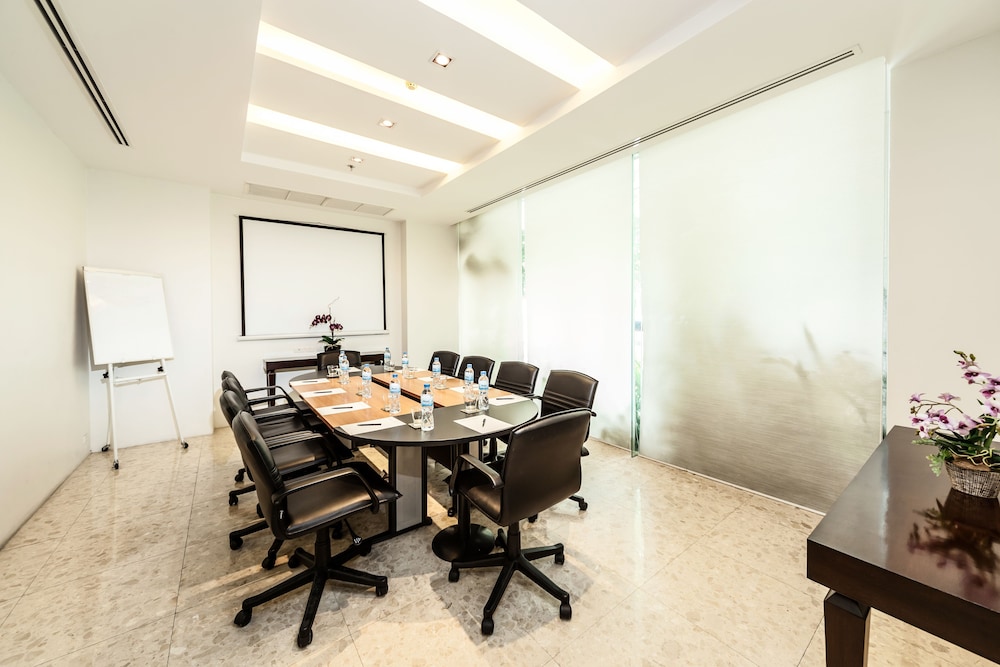 Adelphi Grande Sukhumvit 53/70