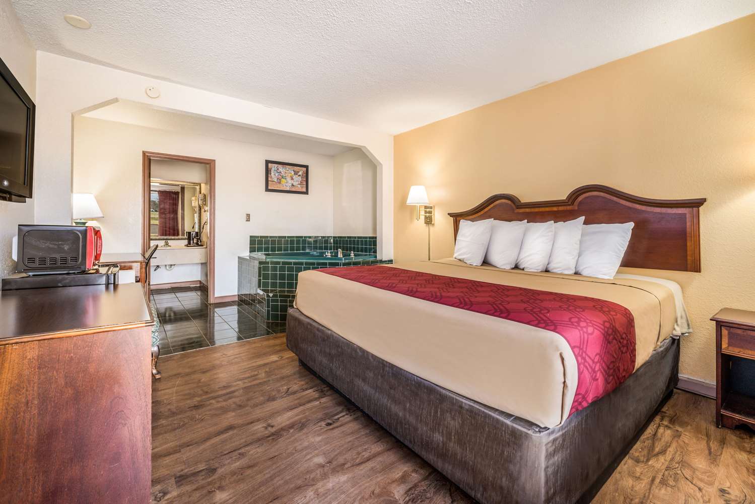 Econo Lodge Inn Suites Macon West 16/28