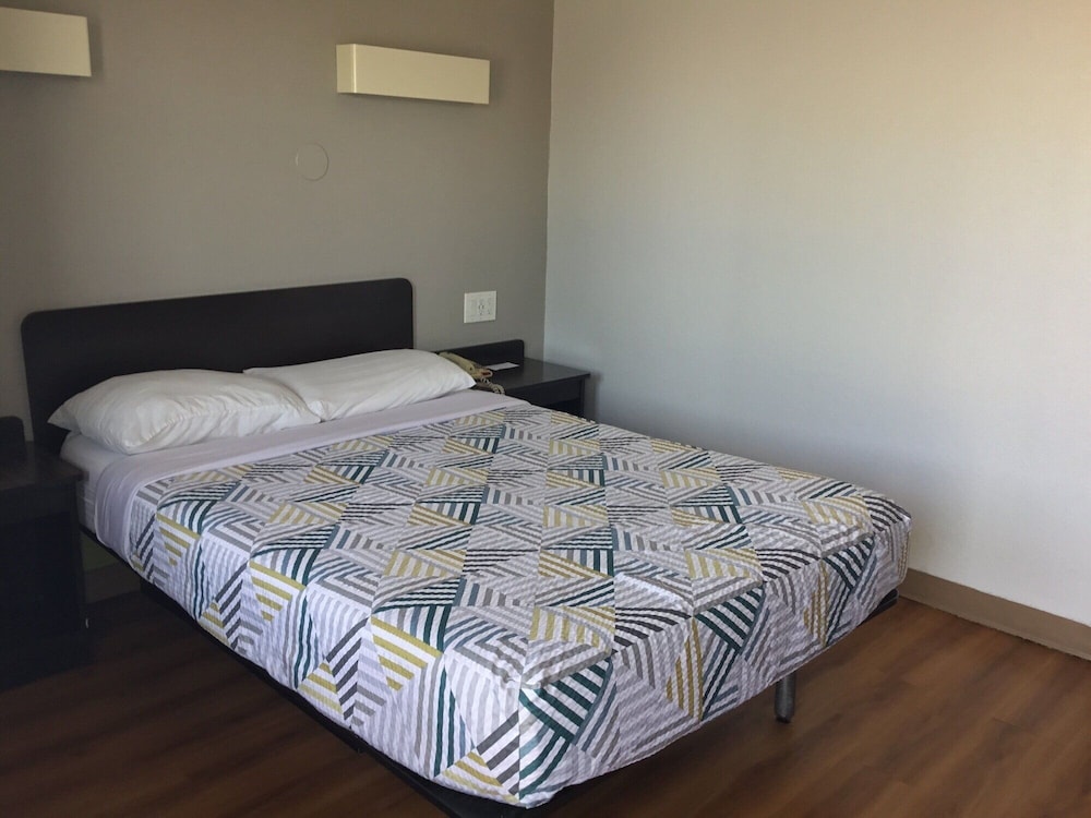 Motel6 El Paso, TX - West 29/66