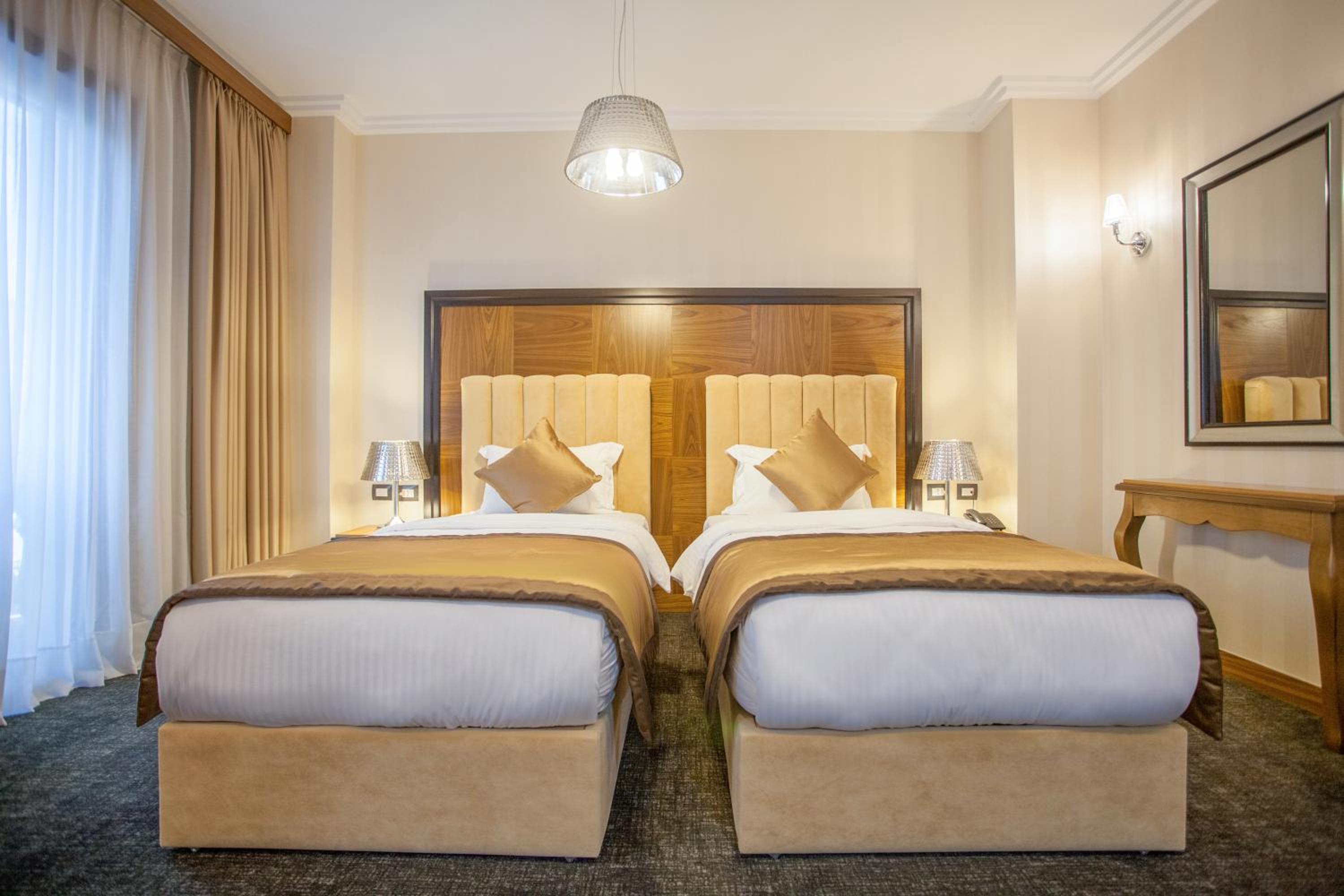 DELUXE TWIN ROOM