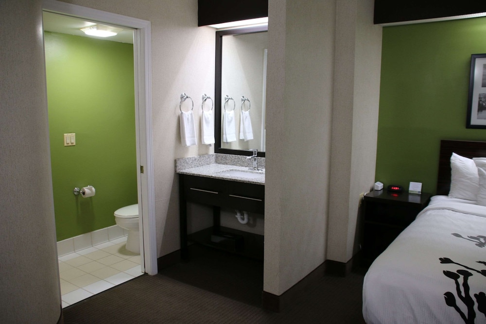 Sleep Inn Near Great Lakes Naval Base 15/38