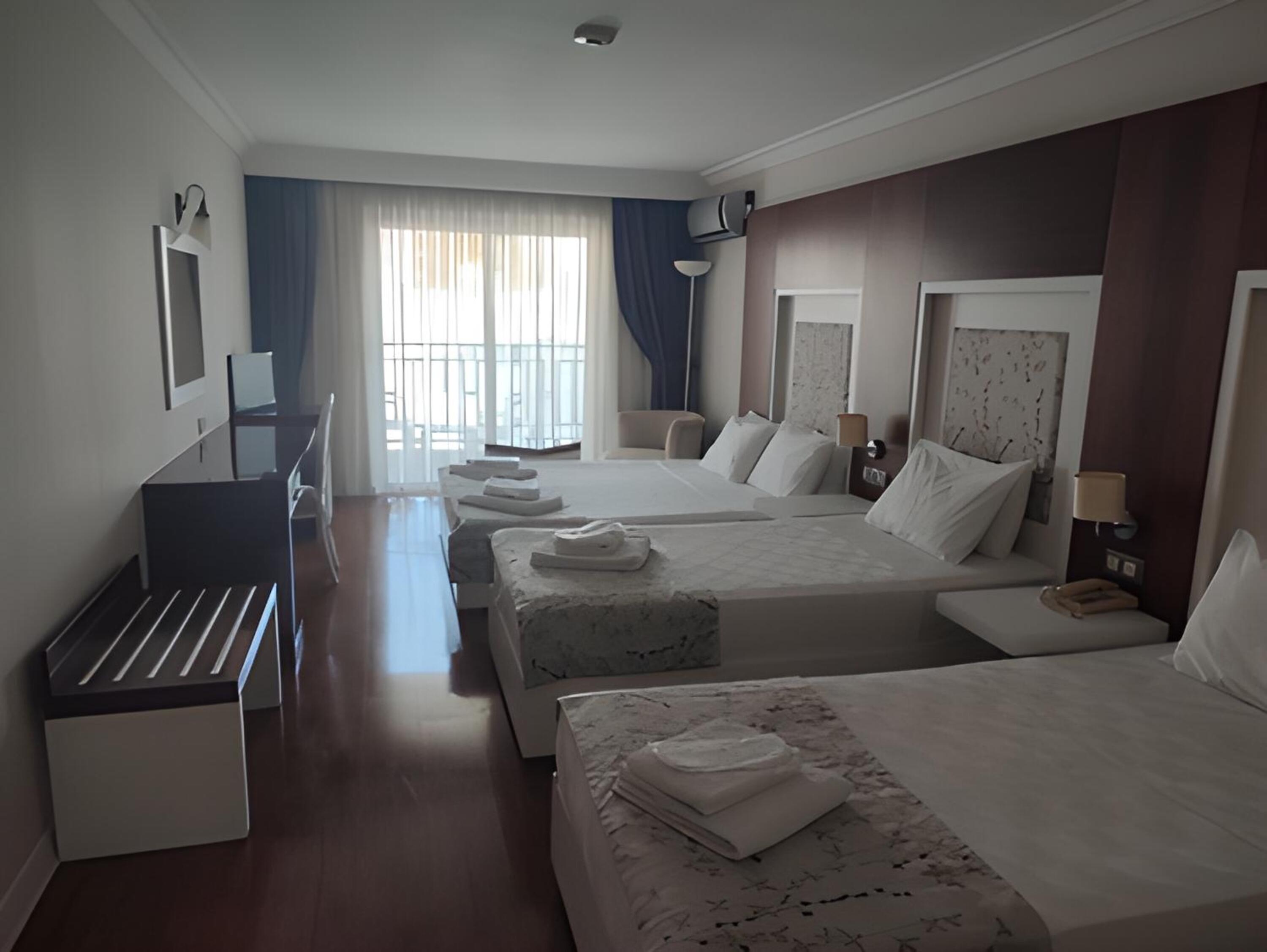 Sentinus Beach Hotel 33/83
