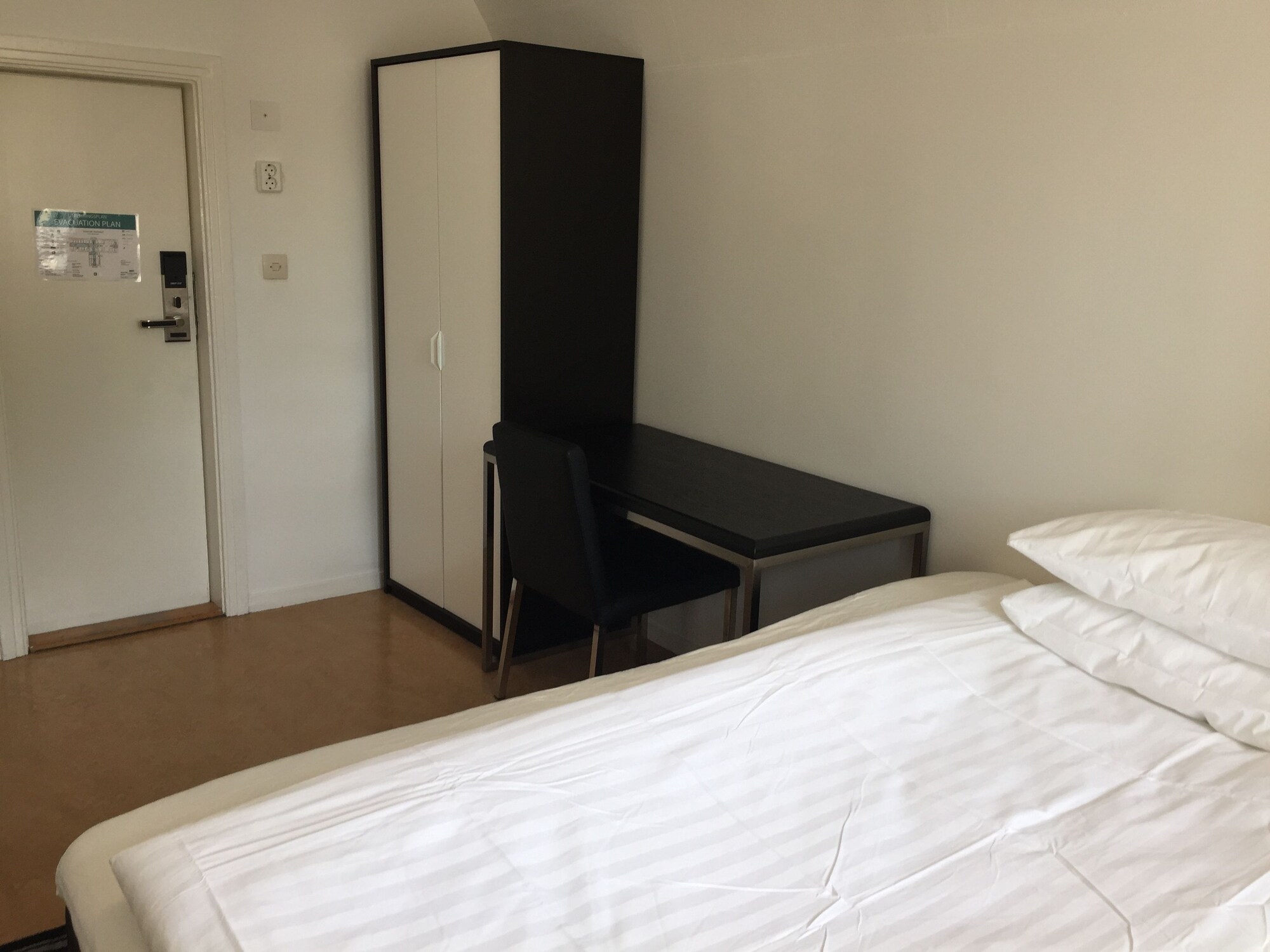 Basic, Queen Bed, Lake View, Shared Bathroom
