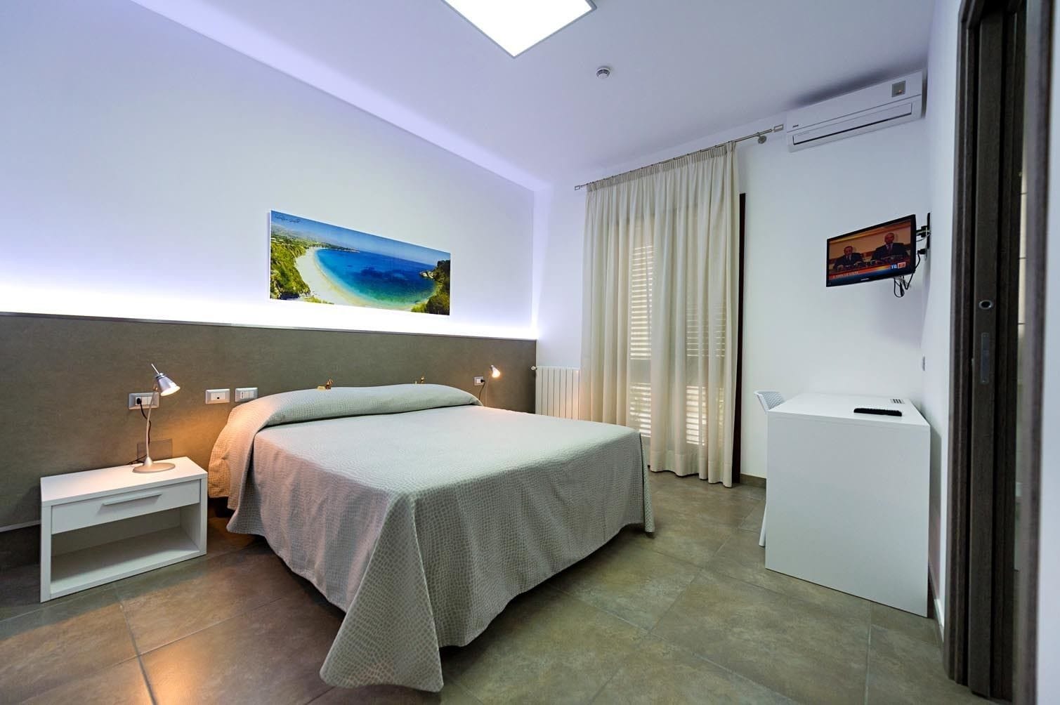ROOM, DOUBLE OR TWIN BED, BALCONY