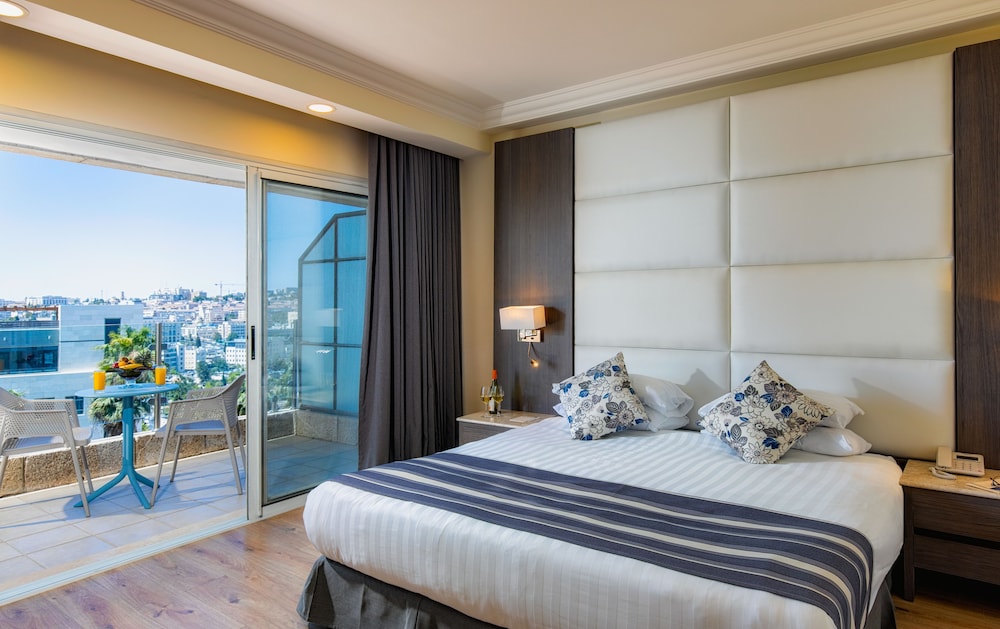 SUPERIOR, KING BED, CITY VIEW, BALCONY