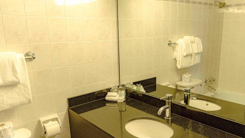 Century Plaza Hotel & Spa 72/74