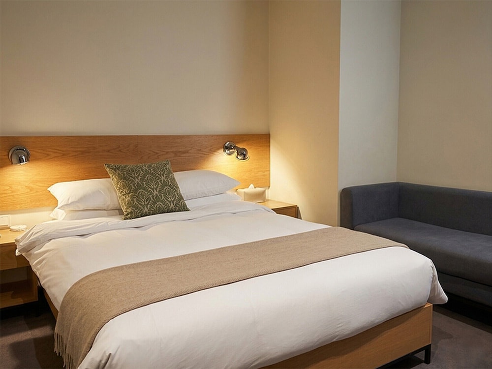 West, Queen Bed, Bathtub