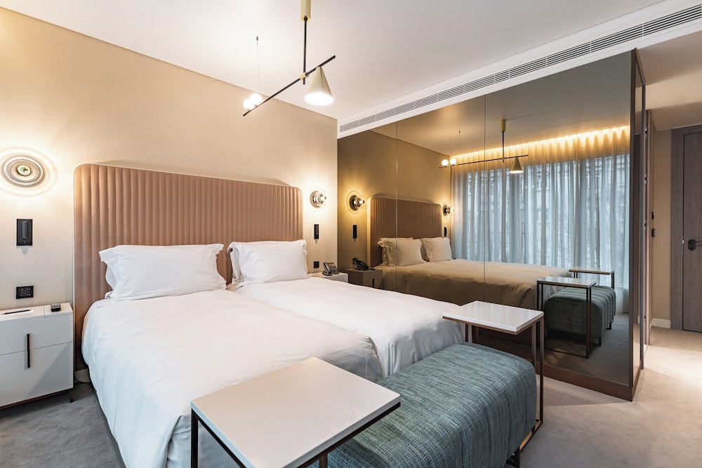 ROOM, TWIN BEDS