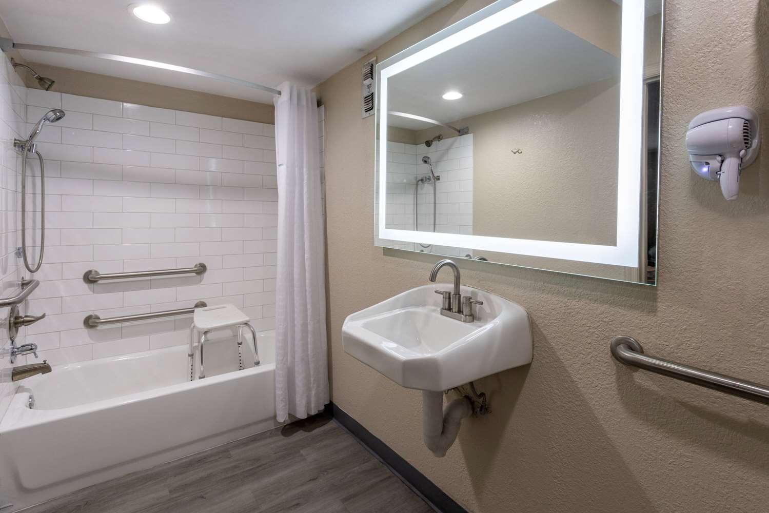 Super 8 by Wyndham Williamsburg/Historic Area 24/26