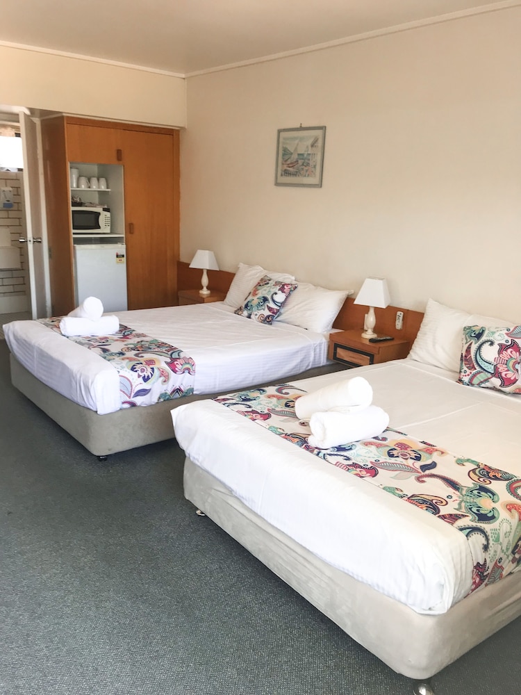 TROPICAL GATEWAY MOTOR INN 31/62