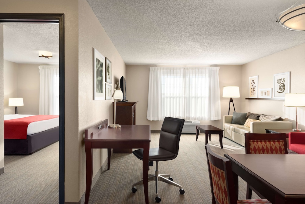 Country Inn & Suites by Radisson Kansas City at Village West KS 16/21