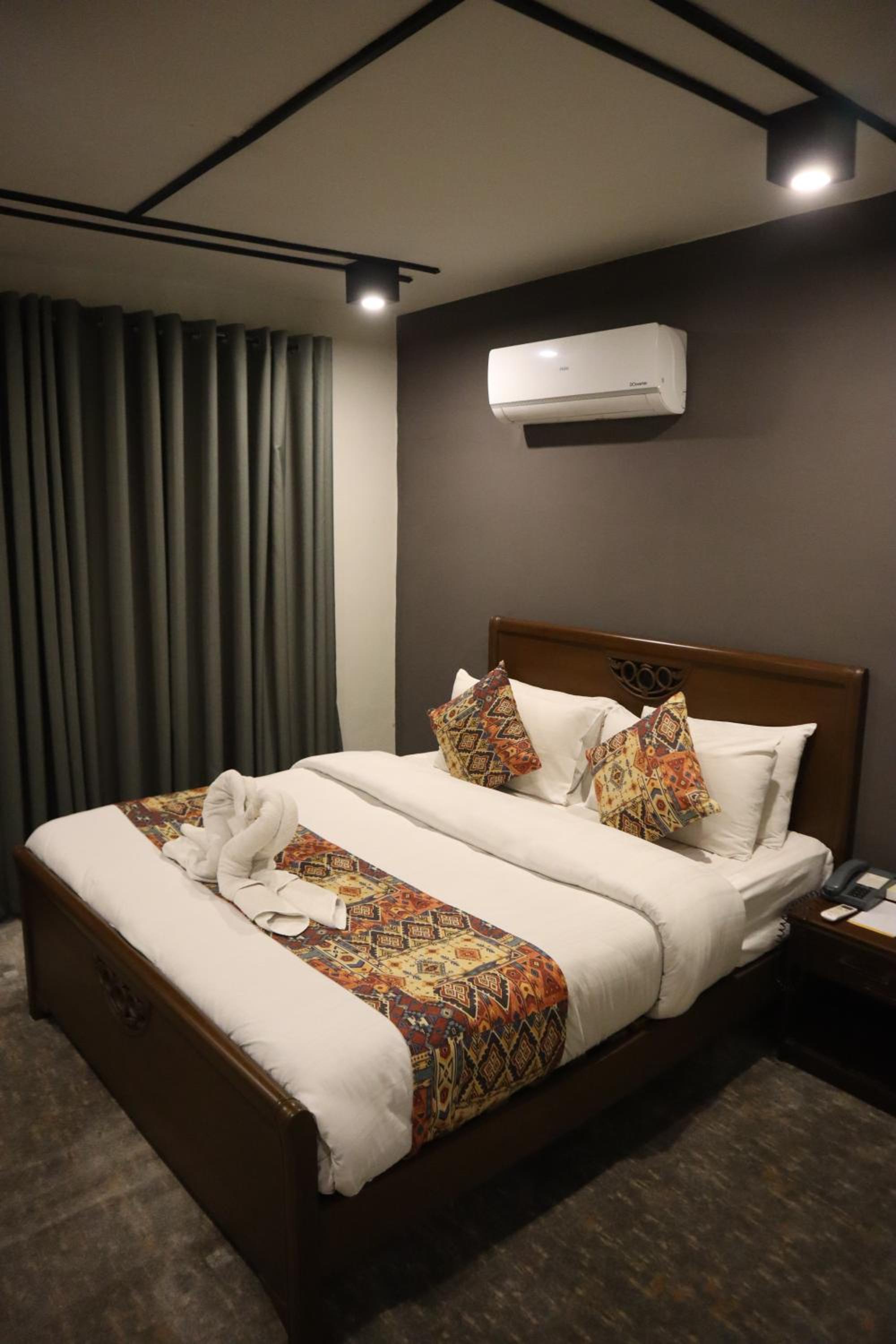 Deluxe, King Bed
