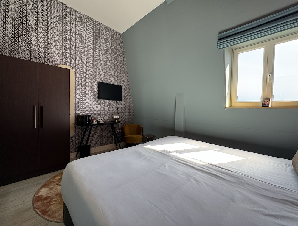 غرفة كلاسيكية بسرير مزدوج