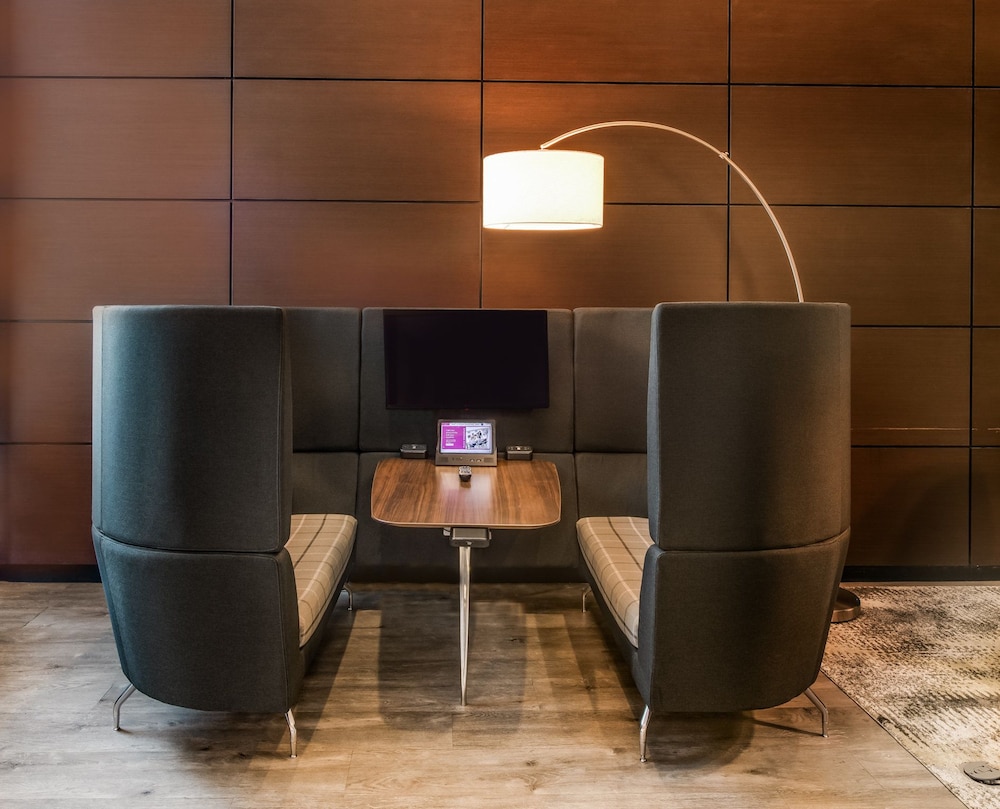 CROWNE PLAZA MILWAUKEE AIRPORT 35/81
