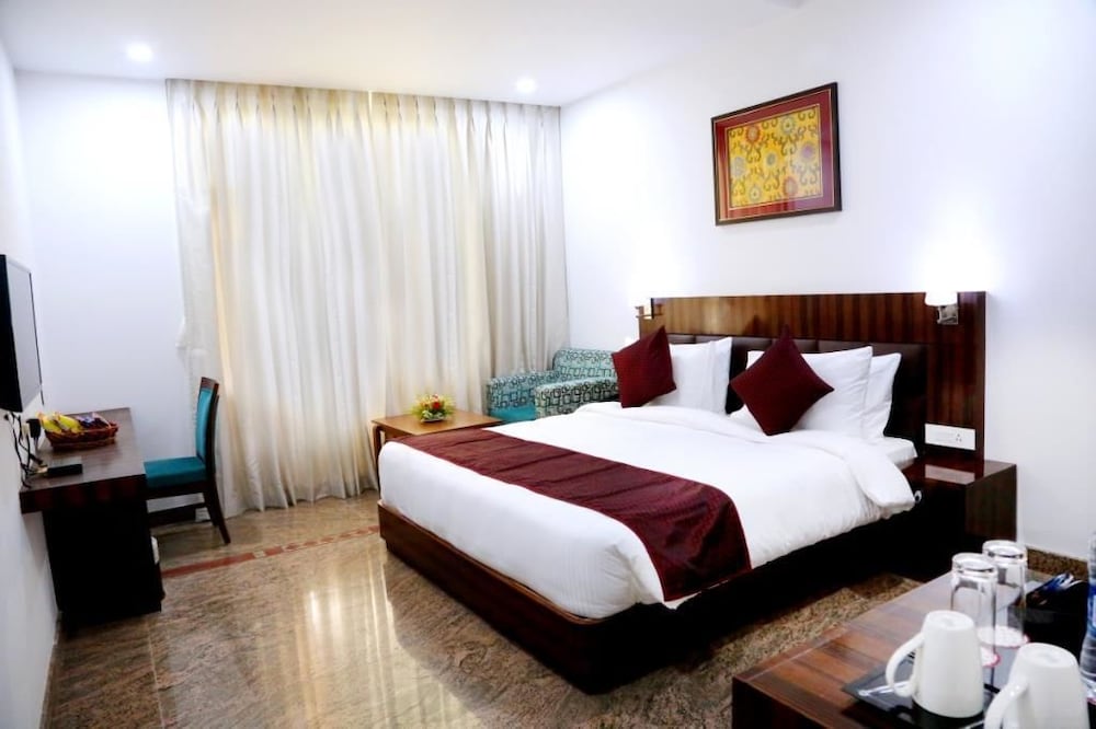 BUSINESS, SUITE, KING BED, GARDEN VIEW, SMOKING