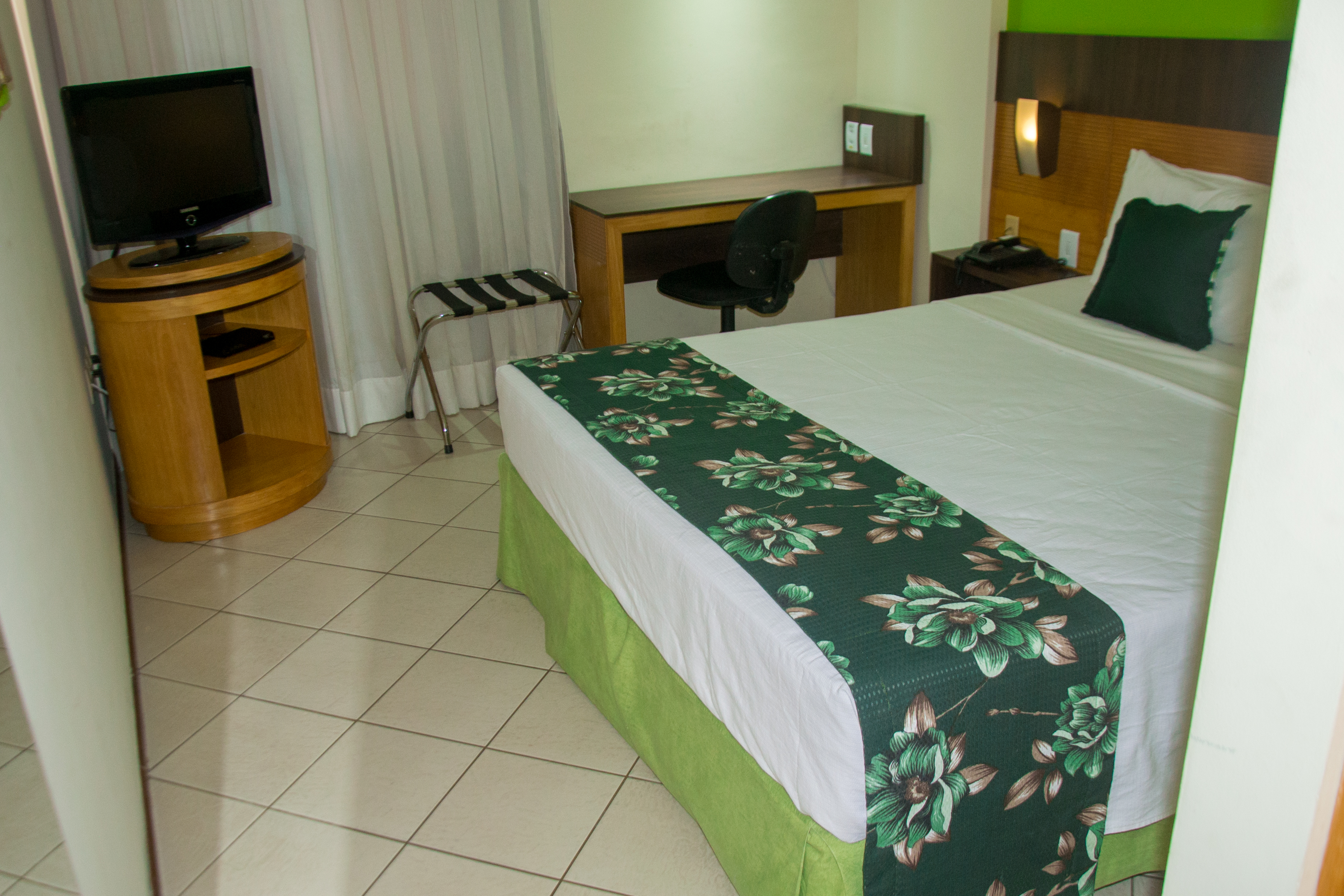 ROOM, QUEEN BED