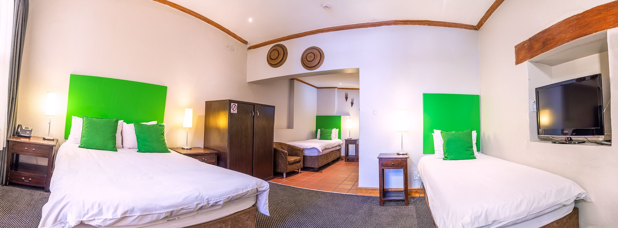 غرفة عائلية رباعية بسرير مزدوج وسريرين منفصلين بغرفة نوم واحدة، Ashanti Guest House Gardens Hostel 2/6