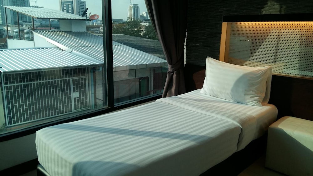 Collection O The Bangkok Airport Link Suite 25/56