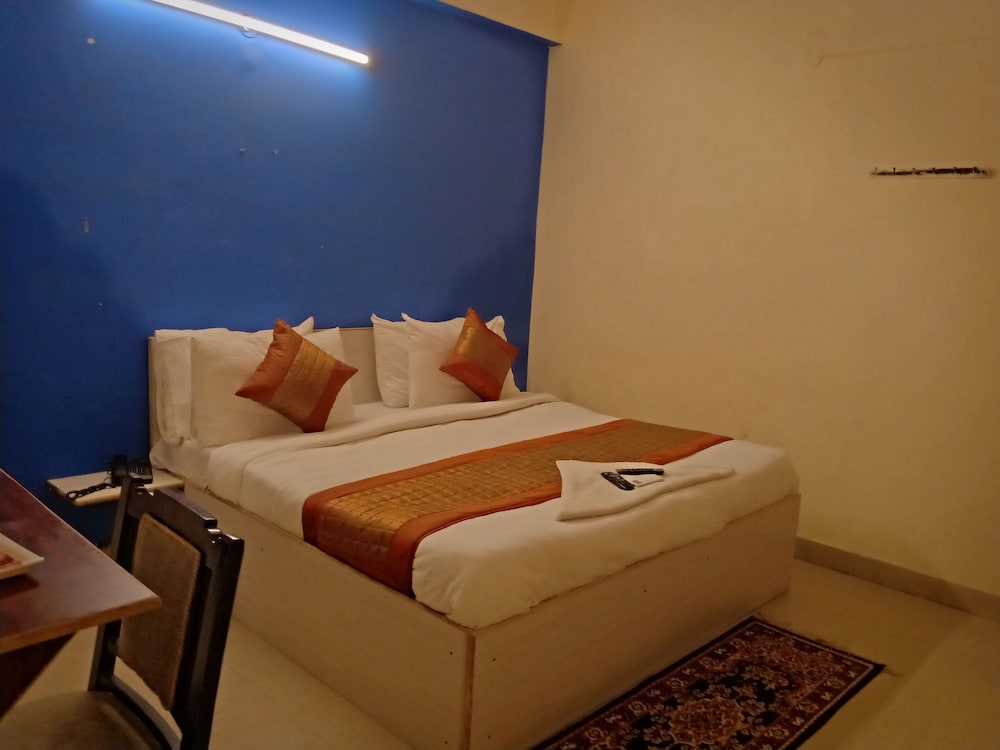 Hotel Mohan Noida 4/9