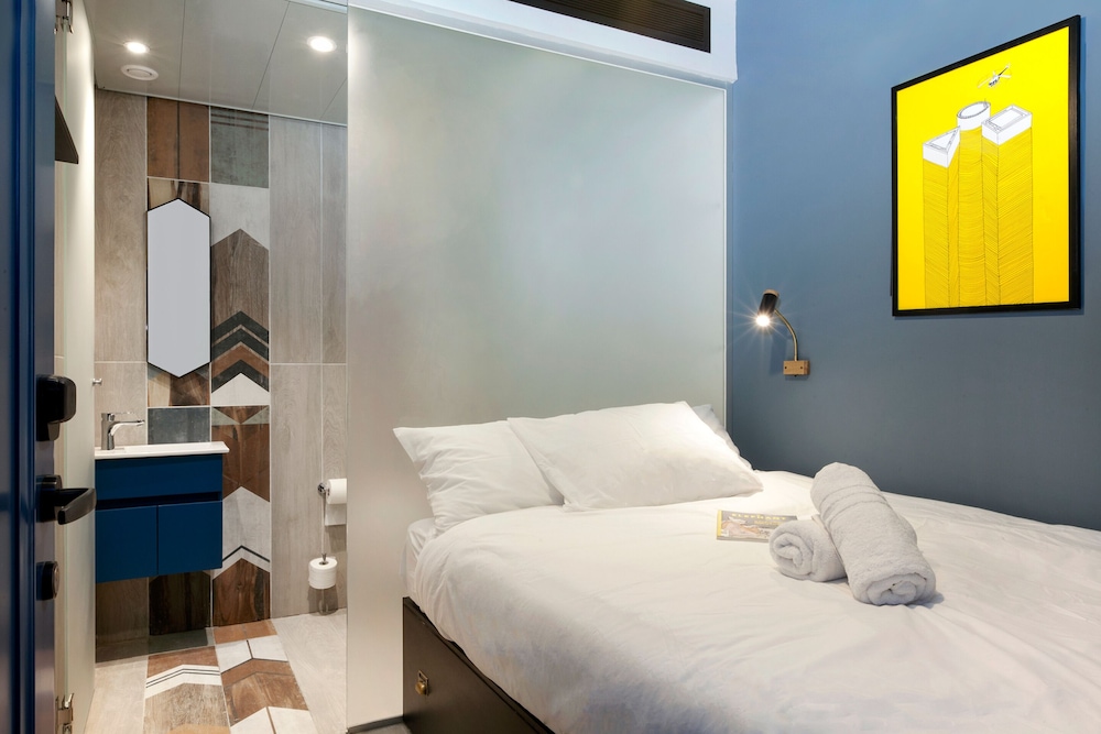 CAPSULE, DOUBLE BED