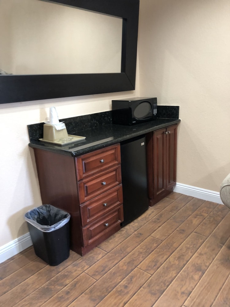 Travelers Inn Lawndale 6/26