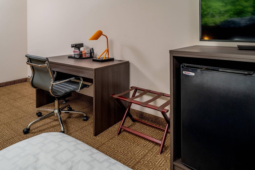 Clarion Pointe Beckley, WV 24/55