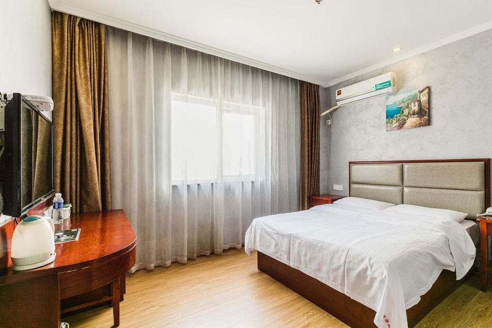 ROOM, QUEEN BED