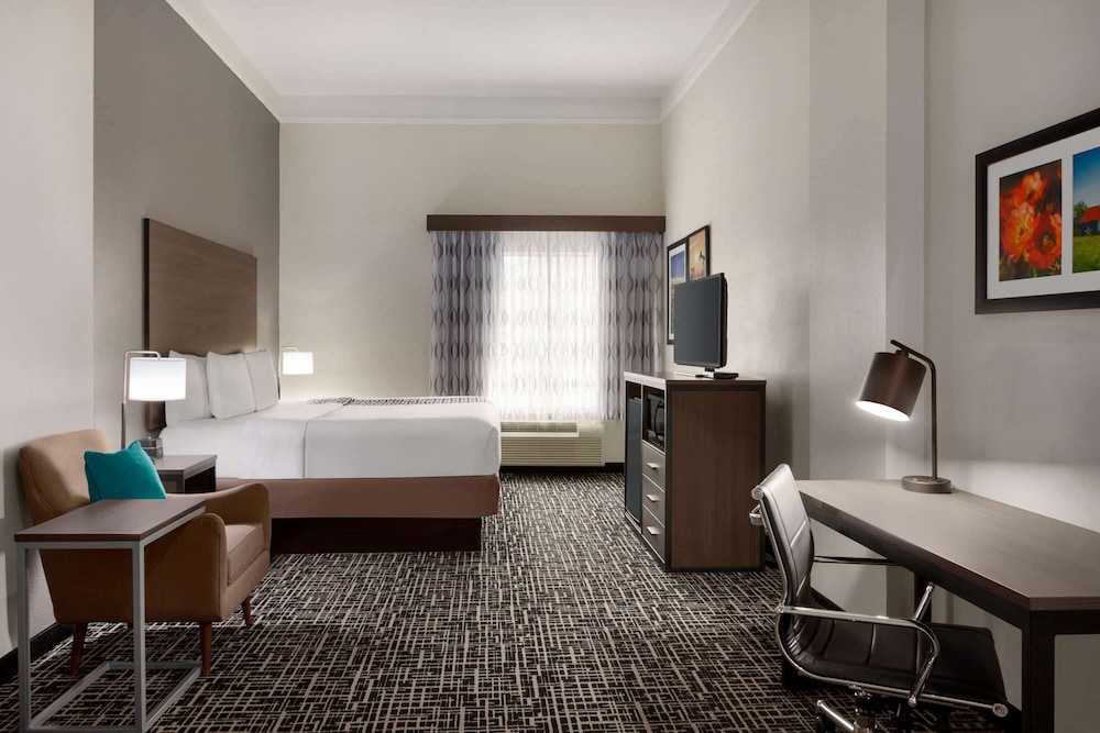 La Quinta Inn & Suites by Wyndham I-20 Longview South 17/43