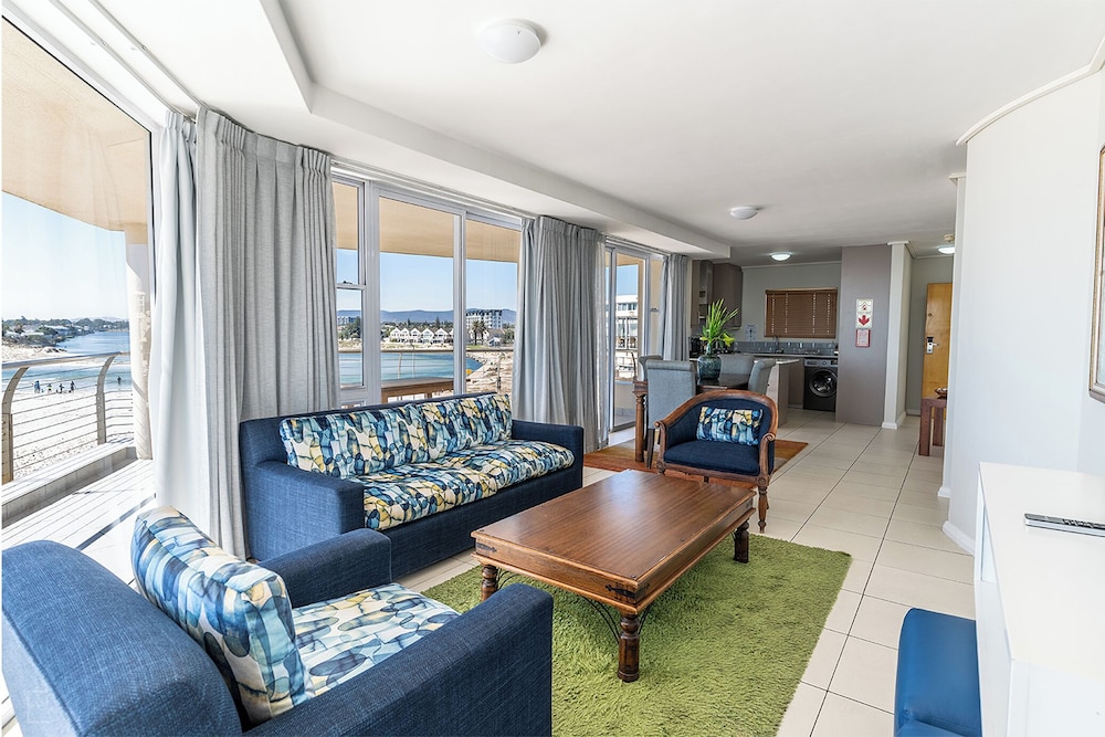 Luxury On The Beach Lagoon Beach 48/55