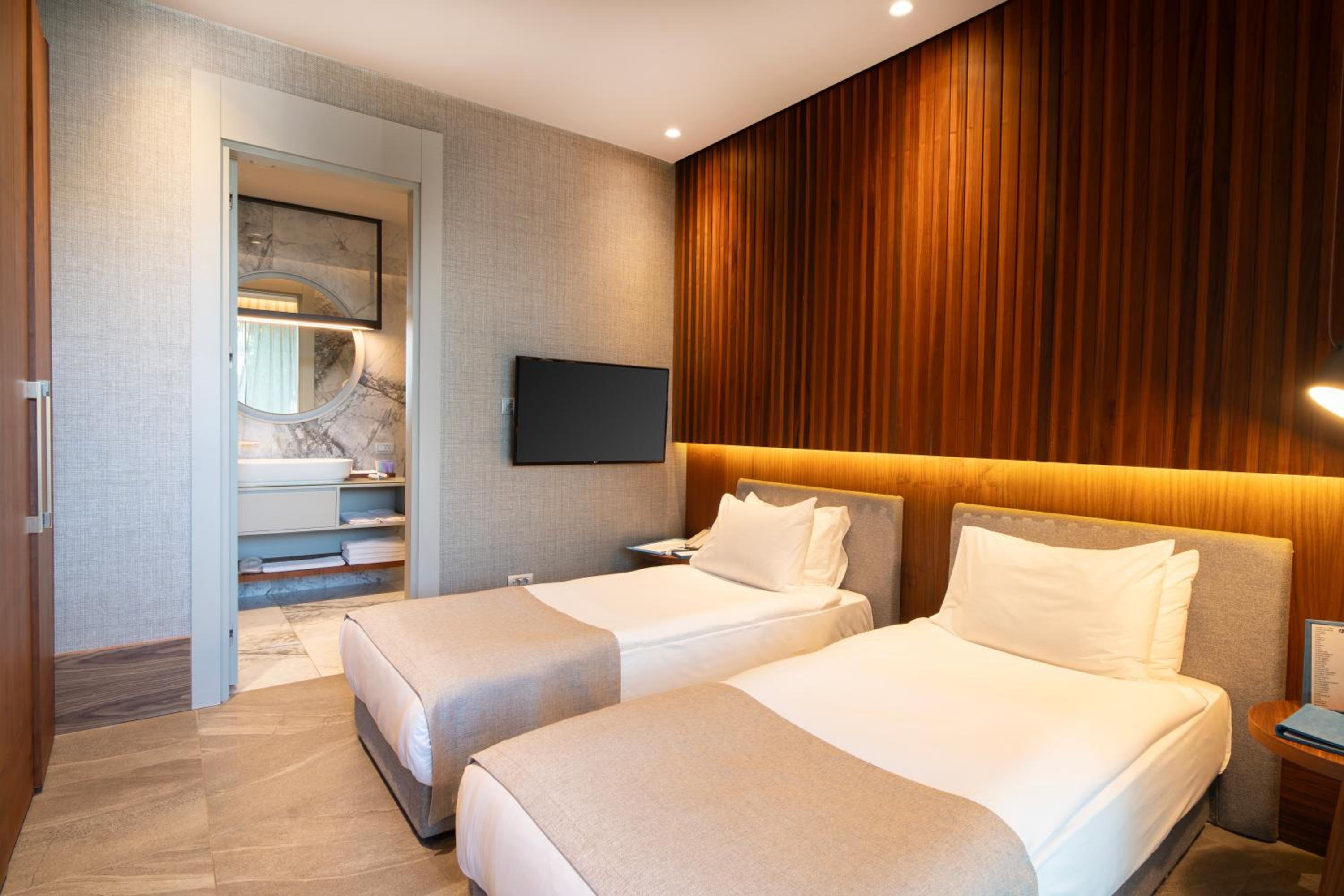 Executive, Suite